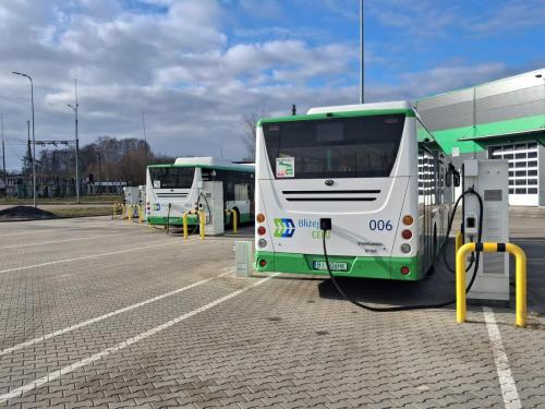 Autobusy Yutong w trakcie ładowania 